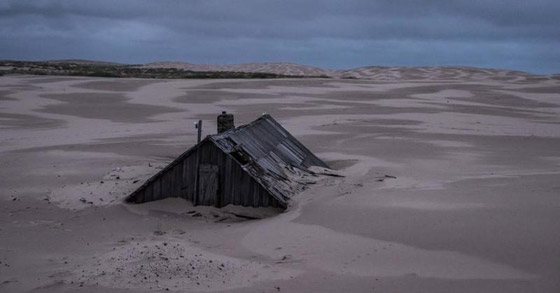 صور قرية روسية غارقة بالرمال وسكانها يدخلون بيوتهم من الأسطح صورة رقم 4