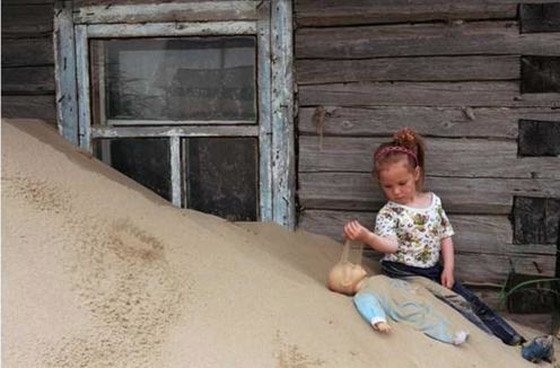 صور قرية روسية غارقة بالرمال وسكانها يدخلون بيوتهم من الأسطح صورة رقم 7