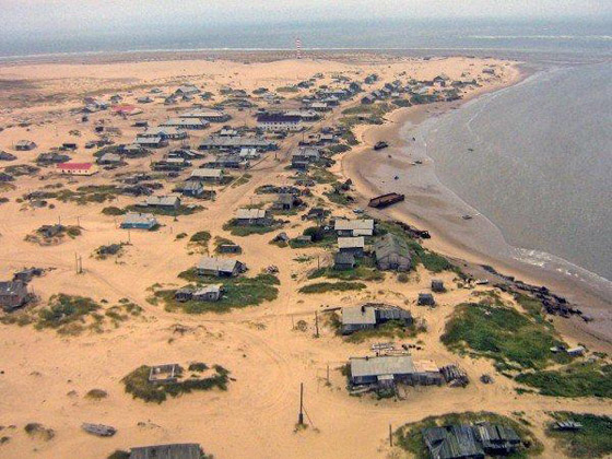صور قرية روسية غارقة بالرمال وسكانها يدخلون بيوتهم من الأسطح صورة رقم 3