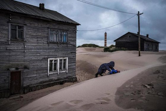 صور قرية روسية غارقة بالرمال وسكانها يدخلون بيوتهم من الأسطح صورة رقم 5