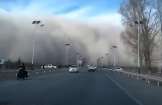 فيديو وصور: عاصفة رملية مخيفة ضخمة تجتاح مدينة بأكملها في الصين صورة رقم 10 فيديو وصور: عاصفة رملية مخيفة ضخمة تجتاح مدينة بأكملها في الصين صورة رقم 10