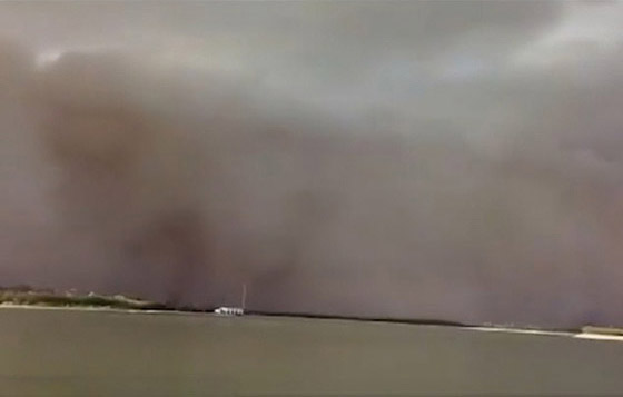 فيديو وصور: عاصفة رملية مخيفة ضخمة تجتاح مدينة بأكملها في الصين صورة رقم 11 فيديو وصور: عاصفة رملية مخيفة ضخمة تجتاح مدينة بأكملها في الصين صورة رقم 11