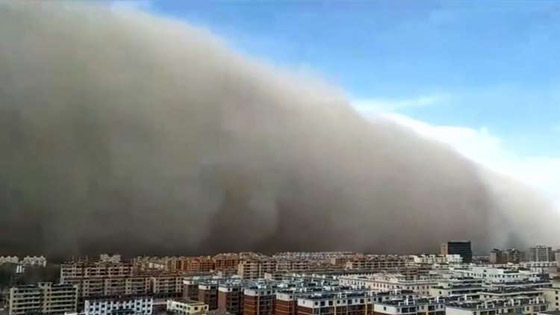 فيديو وصور: عاصفة رملية مخيفة ضخمة تجتاح مدينة بأكملها في الصين صورة رقم 13 فيديو وصور: عاصفة رملية مخيفة ضخمة تجتاح مدينة بأكملها في الصين صورة رقم 13