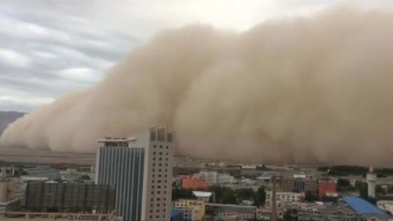 فيديو وصور: عاصفة رملية مخيفة ضخمة تجتاح مدينة بأكملها في الصين صورة رقم 15 فيديو وصور: عاصفة رملية مخيفة ضخمة تجتاح مدينة بأكملها في الصين صورة رقم 15