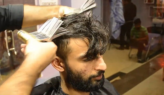 حلاق باكستاني يستخدم 27 مقصا في وقت واحد لحلق وقص شعر زبائنه! صورة رقم 2