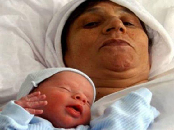 أمهات أنجبن أطفالهن فوق الـ60 عاما: أكبرهن هندية أنجبت في سن 72 صورة رقم 10