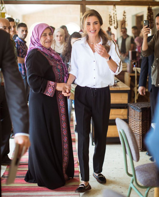 صور الملكة رانيا تتألق بأزياء مصممين عرب لتشجيع الابداع العربي صورة رقم 7