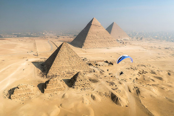 فيديو يخطف الأنفاس: مغامر إسباني يصور أهرامات الجيزة المصرية من علو صورة رقم 8