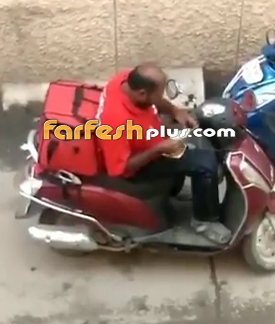 فيديو صادم يرصد تصرف مشين لعامل توصيل يأكل من طعام الزبائن! صورة رقم 2 فيديو صادم يرصد تصرف مشين لعامل توصيل يأكل من طعام الزبائن! صورة رقم 2