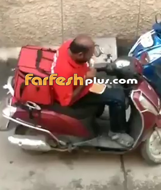 فيديو صادم يرصد تصرف مشين لعامل توصيل يأكل من طعام الزبائن! صورة رقم 3 فيديو صادم يرصد تصرف مشين لعامل توصيل يأكل من طعام الزبائن! صورة رقم 3