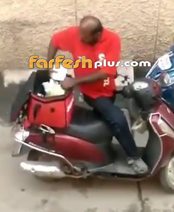 فيديو صادم يرصد تصرف مشين لعامل توصيل يأكل من طعام الزبائن! صورة رقم 4 فيديو صادم يرصد تصرف مشين لعامل توصيل يأكل من طعام الزبائن! صورة رقم 4