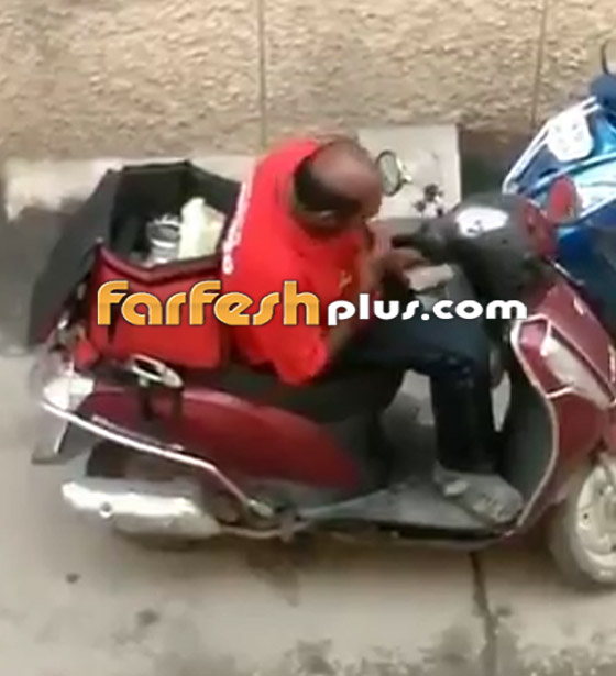 فيديو صادم يرصد تصرف مشين لعامل توصيل يأكل من طعام الزبائن! صورة رقم 5 فيديو صادم يرصد تصرف مشين لعامل توصيل يأكل من طعام الزبائن! صورة رقم 5