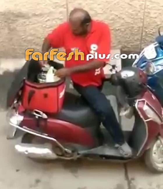 فيديو صادم يرصد تصرف مشين لعامل توصيل يأكل من طعام الزبائن! صورة رقم 6 فيديو صادم يرصد تصرف مشين لعامل توصيل يأكل من طعام الزبائن! صورة رقم 6