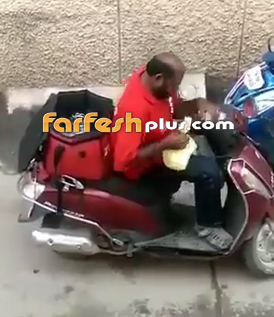 فيديو صادم يرصد تصرف مشين لعامل توصيل يأكل من طعام الزبائن! صورة رقم 7 فيديو صادم يرصد تصرف مشين لعامل توصيل يأكل من طعام الزبائن! صورة رقم 7