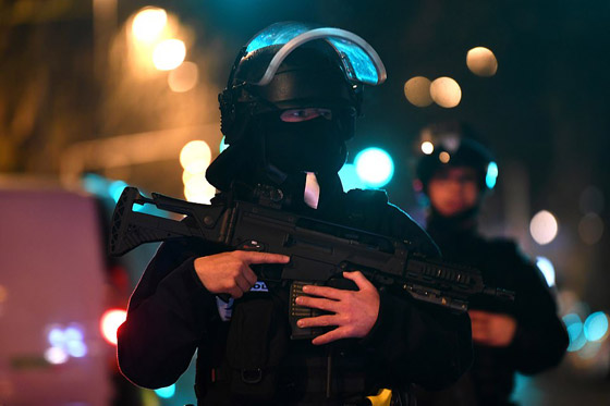 فرنسا: مقتل 3 وإصابة 12 شخصا في عملية إطلاق نار في سوق عيد الميلاد صورة رقم 4 فرنسا: مقتل 3 وإصابة 12 شخصا في عملية إطلاق نار في سوق عيد الميلاد صورة رقم 4