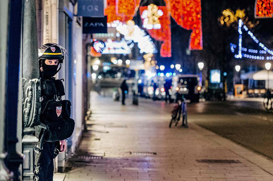 فرنسا: مقتل 3 وإصابة 12 شخصا في عملية إطلاق نار في سوق عيد الميلاد صورة رقم 9 فرنسا: مقتل 3 وإصابة 12 شخصا في عملية إطلاق نار في سوق عيد الميلاد صورة رقم 9