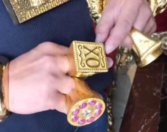 عاشق الذهب.. رجل أعمال فيتنامي يرتدي 13 كيلوغرام من الذهب يوميا! صورة رقم 4