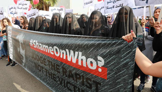 (مين الفلتان).. اللبنانية منال عيسى تصرخ (لقد اغتصبت) في شوارع بيروت صورة رقم 6 (مين الفلتان).. اللبنانية منال عيسى تصرخ (لقد اغتصبت) في شوارع بيروت صورة رقم 6