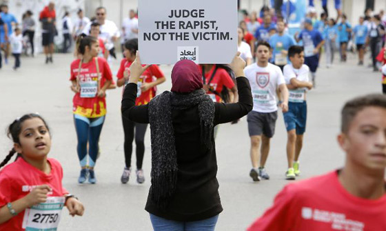 (مين الفلتان).. اللبنانية منال عيسى تصرخ (لقد اغتصبت) في شوارع بيروت صورة رقم 7 (مين الفلتان).. اللبنانية منال عيسى تصرخ (لقد اغتصبت) في شوارع بيروت صورة رقم 7