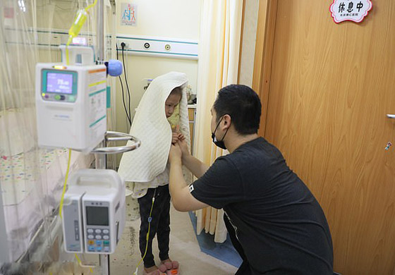 صور تفطر القلوب! صيني يتزوج من ابنته الصغيرة المريضة ليحقق حلمها! صورة رقم 5 صور تفطر القلوب! صيني يتزوج من ابنته الصغيرة المريضة ليحقق حلمها! صورة رقم 5