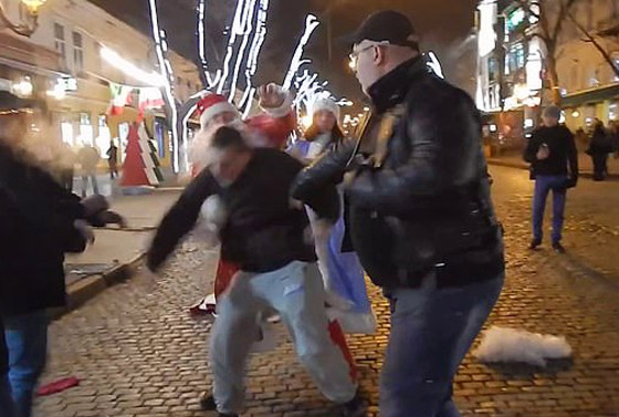 فيديو صادم.. عراك قوي بين رجلين يرتديان ملابس بابا نويل يرعب الأطفال صورة رقم 3 فيديو صادم.. عراك قوي بين رجلين يرتديان ملابس بابا نويل يرعب الأطفال صورة رقم 3