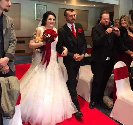 بالصور.. العروس والعريس ومرافق غريب في يوم الزفاف صورة رقم 1