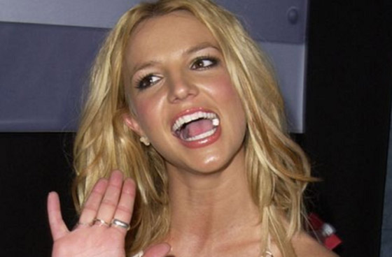 أغرب المزادات العلنية: علكة بريتني، سروال الفيس، كعكة الملكة وظفر غاغا صورة رقم 6