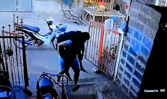 امرأة تحمل زوجها المخمور على ظهرها كالأطفال لتدخله للمنزل! فيديو صورة رقم 3