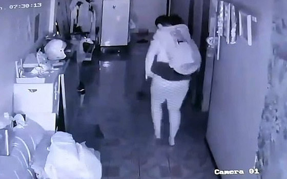 امرأة تحمل زوجها المخمور على ظهرها كالأطفال لتدخله للمنزل! فيديو صورة رقم 4