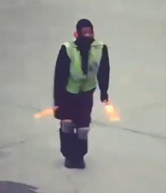  بالفيديو: موظف مطار يرقص على المدرّج بمرح ليضحك طفلا يبكي صورة رقم 5