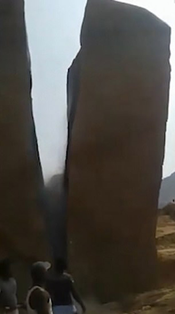 فيديو مدهش.. لن تصدق كيف تمكنوا من تحطيم هذه الصخرة الضخمة! صورة رقم 2