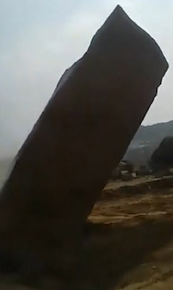 فيديو مدهش.. لن تصدق كيف تمكنوا من تحطيم هذه الصخرة الضخمة! صورة رقم 3