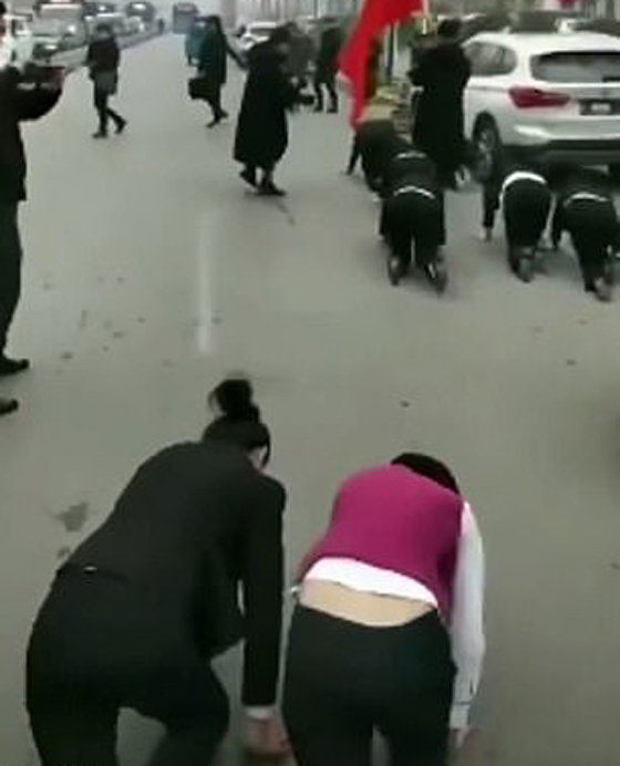 شركة صينية تجبر موظفيها على الزحف لفشلهم في تحقيق الأرباح صورة رقم 1
