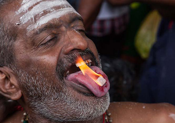 هل تجرؤ على ثقب جلدك والمشي فوق الجمر في هذا المهرجان الهندوسي؟ صورة رقم 9