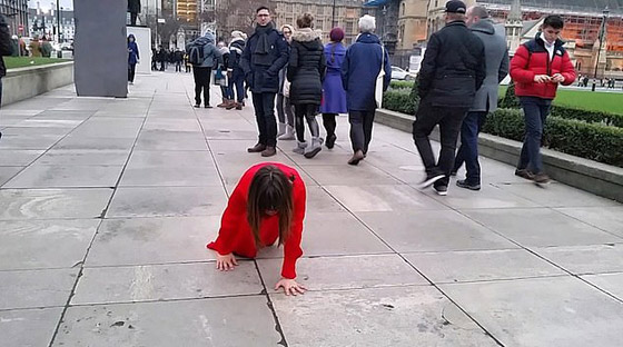 امرأة غريبة بملابس حمراء تنشر الرعب وتثير الذعر في شوارع لندن! فيديو صورة رقم 2