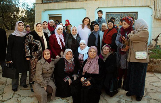صور الملكة رانيا جالسة على الارض بجوار فرن الخبيز لتشجيع المتطوعات صورة رقم 9