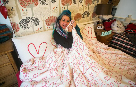 بالفيديو والصور.. امرأة بريطانية تتزوج من بطانيتها وتختارها شريكا لها! صورة رقم 5