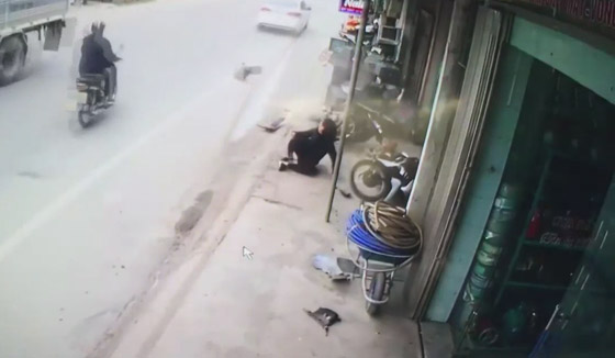 فيديو صادم: شاهدوا كيف نجت شابة من موت محقق صورة رقم 1 فيديو صادم: شاهدوا كيف نجت شابة من موت محقق صورة رقم 1
