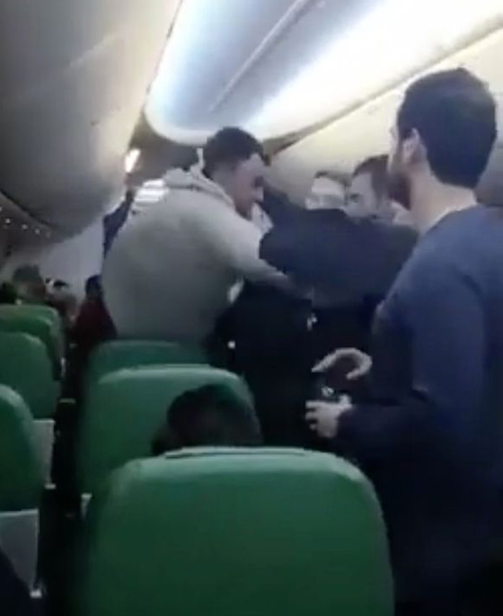 بالفيديو والصور: طائرة تحوّل مسارها وتهبط خوفا من مسلم أراد الصلاة صورة رقم 2 بالفيديو والصور: طائرة تحوّل مسارها وتهبط خوفا من مسلم أراد الصلاة صورة رقم 2