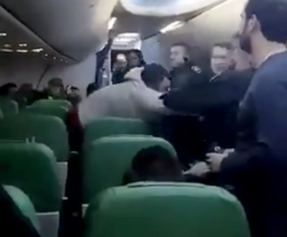 بالفيديو والصور: طائرة تحوّل مسارها وتهبط خوفا من مسلم أراد الصلاة صورة رقم 3 بالفيديو والصور: طائرة تحوّل مسارها وتهبط خوفا من مسلم أراد الصلاة صورة رقم 3