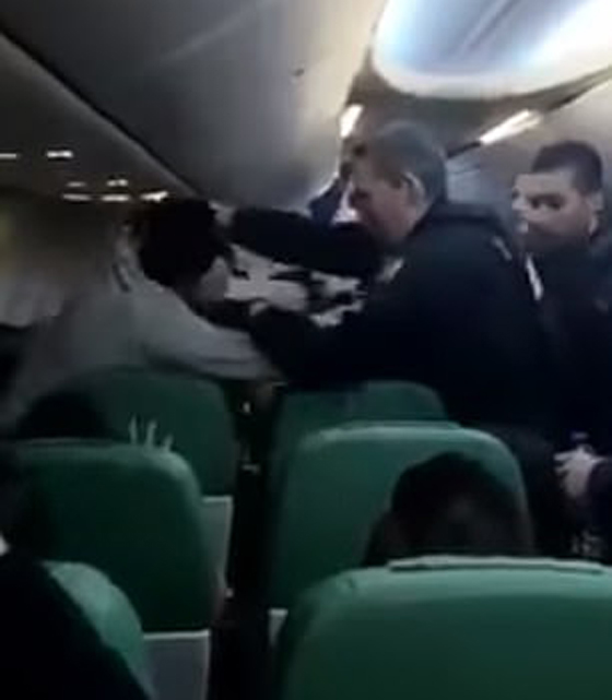 بالفيديو والصور: طائرة تحوّل مسارها وتهبط خوفا من مسلم أراد الصلاة صورة رقم 4 بالفيديو والصور: طائرة تحوّل مسارها وتهبط خوفا من مسلم أراد الصلاة صورة رقم 4