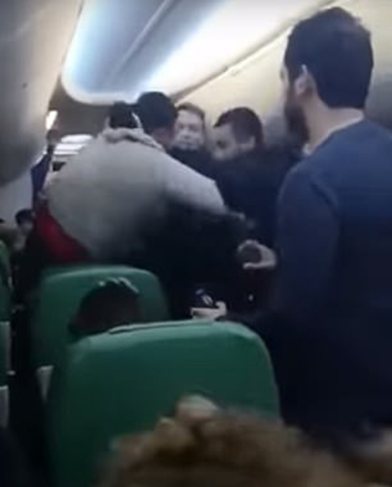 بالفيديو والصور: طائرة تحوّل مسارها وتهبط خوفا من مسلم أراد الصلاة صورة رقم 5 بالفيديو والصور: طائرة تحوّل مسارها وتهبط خوفا من مسلم أراد الصلاة صورة رقم 5