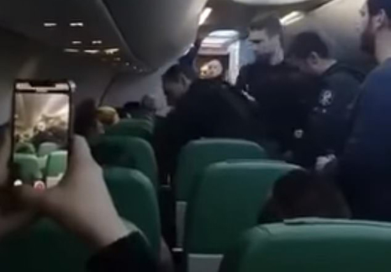 بالفيديو والصور: طائرة تحوّل مسارها وتهبط خوفا من مسلم أراد الصلاة صورة رقم 6 بالفيديو والصور: طائرة تحوّل مسارها وتهبط خوفا من مسلم أراد الصلاة صورة رقم 6