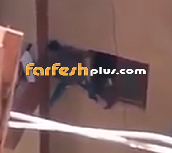 فيديو: القبض على أم مصرية أجبرت طفلها على التسلل لشقتها من نافذة عالية صورة رقم 2 فيديو: القبض على أم مصرية أجبرت طفلها على التسلل لشقتها من نافذة عالية صورة رقم 2