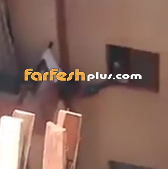 فيديو: القبض على أم مصرية أجبرت طفلها على التسلل لشقتها من نافذة عالية صورة رقم 4 فيديو: القبض على أم مصرية أجبرت طفلها على التسلل لشقتها من نافذة عالية صورة رقم 4