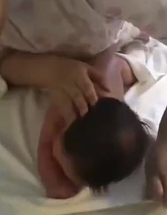 بالفيديو.. رضيع حديث الولادة ينطق كلمته الأولى في عمر 23 يوما فقط! صورة رقم 1