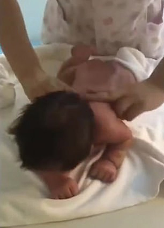 بالفيديو.. رضيع حديث الولادة ينطق كلمته الأولى في عمر 23 يوما فقط! صورة رقم 2