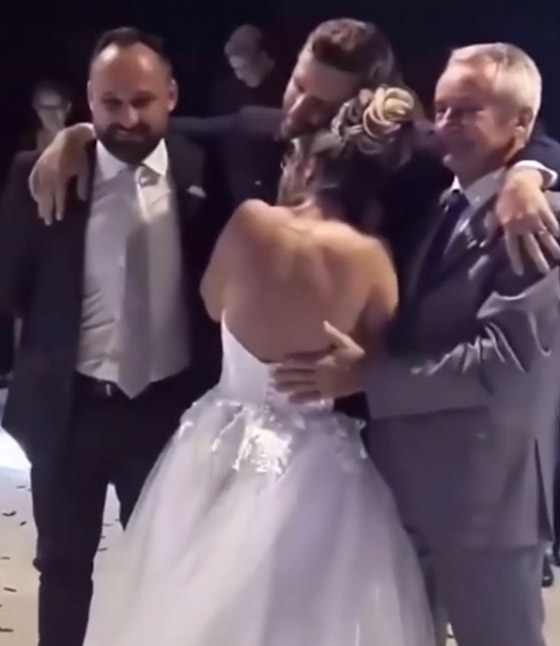 فيديو مؤثر: عريس مشلول يقف بمساعدة ابيه وأخيه ليرقص مع عروسه  صورة رقم 3