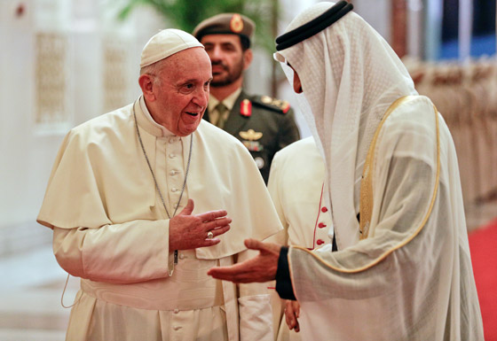 بالفيديو والصور: لقاء تاريخي جمع شيخ الأزهر والشيخ محمد بن زايد مع بابا الفاتيكان فى الإمارات صورة رقم 3