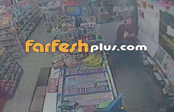 امرأة تنهال بالضرب المبرح على لص حاول سرقة محلها باستخدام موزة! صورة رقم 1